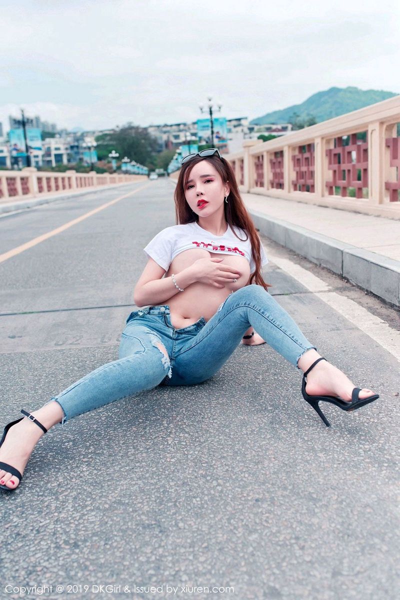 美女模特艾小青户外露天拍摄系列真空狂野写真