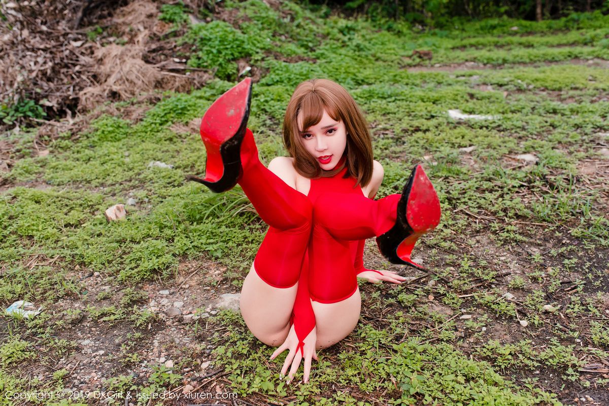 美女模特艾小青筒袜美腿真空户外露出车拍写真