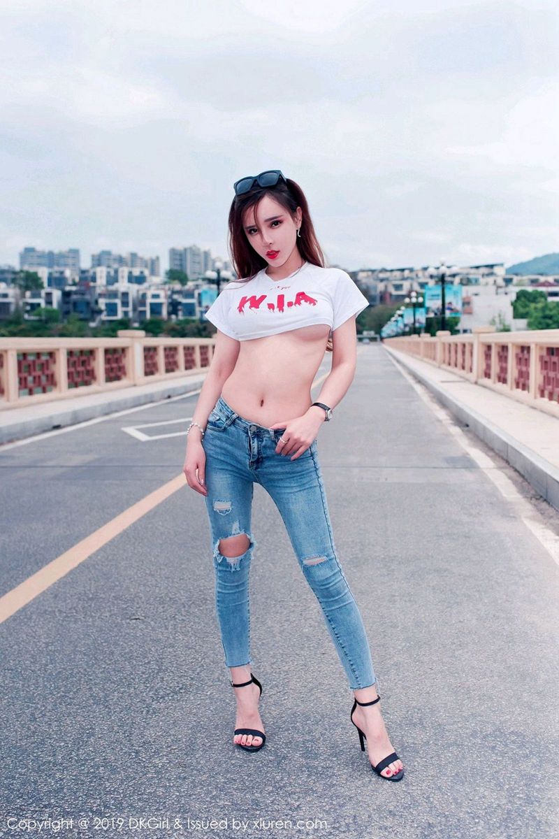 美女模特艾小青户外露天拍摄系列真空狂野写真