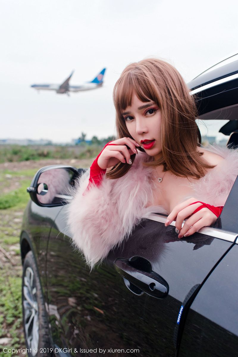 美女模特艾小青筒袜美腿真空户外露出车拍写真