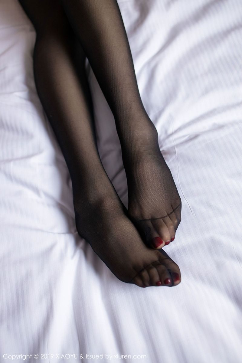 性感女神Angela小热巴黑丝美腿红色内衣魅惑写真