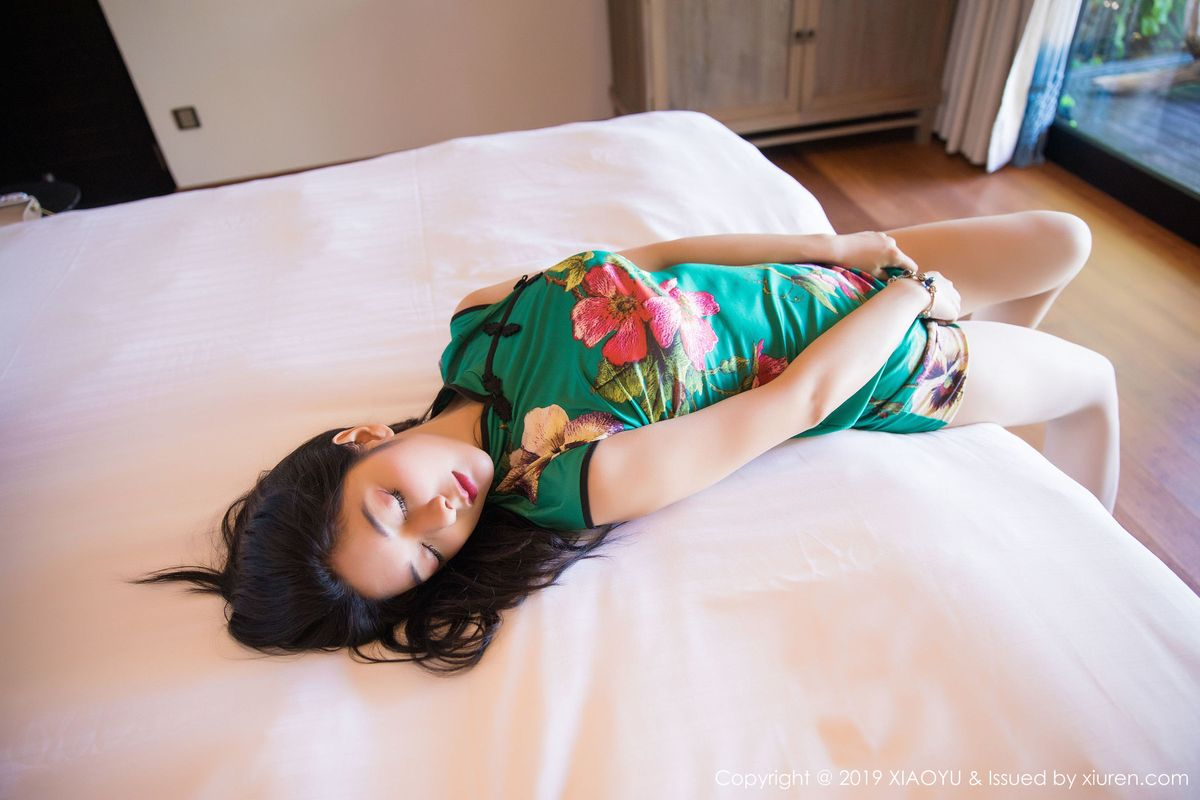 性感女神Angela小热巴情趣旗袍丝袜美腿酒店写真