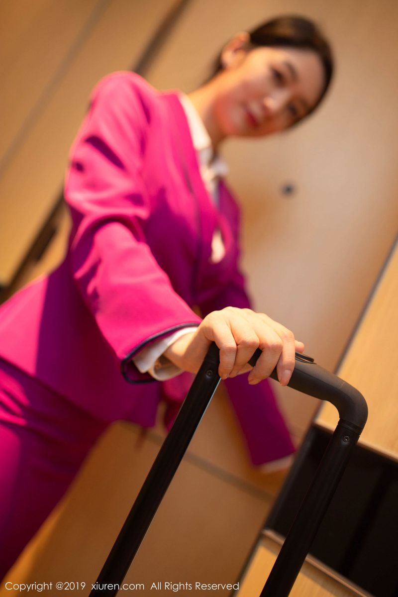性感女神Angela小热巴空姐制服职业装扮诱人写真