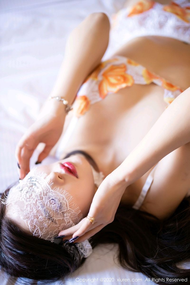 性感女神杨晨晨sugar情趣蒙面&蕾丝吊袜主题写真