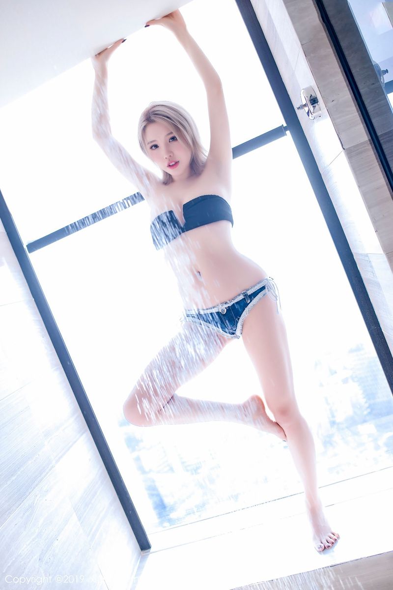 性感美女黄楽然体开胸死库水与牛仔超短裤妩媚写真