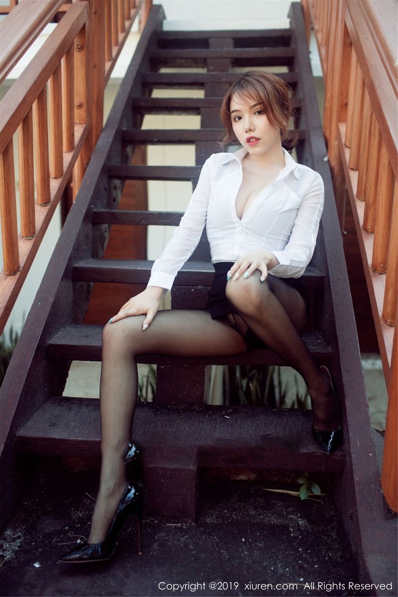 性感女神黄楽然白衬衫超短裙黑丝美腿魅惑写真