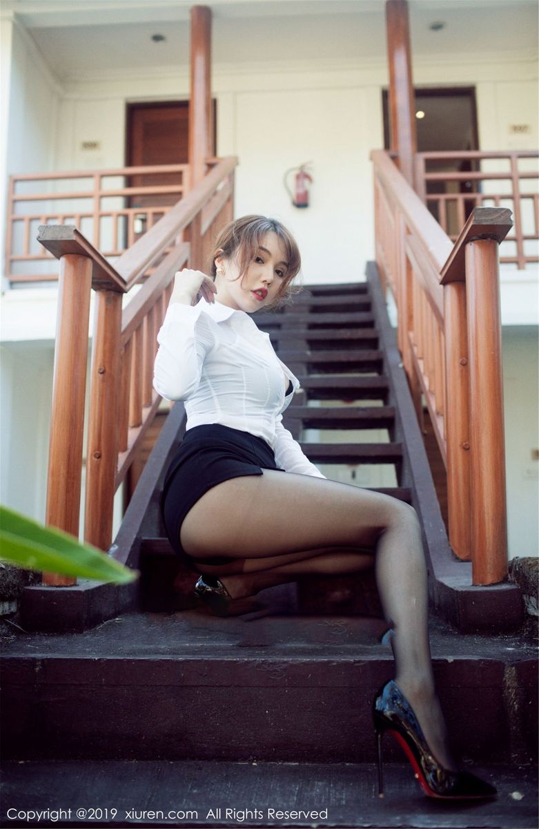 性感女神黄楽然白衬衫超短裙黑丝美腿魅惑写真