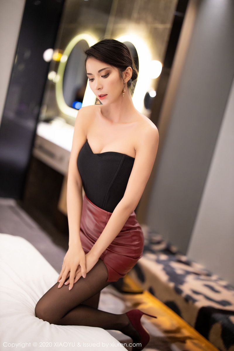 气质女神陈良玲Carry性感超短裙黑丝美腿撩人写真