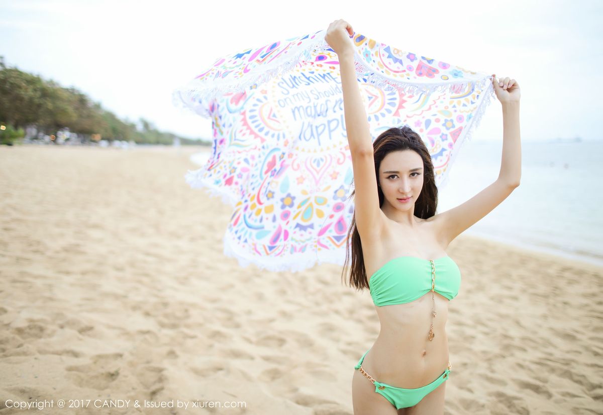 网络红人伊莉娜绿色泳装沙滩比基尼巴厘岛旅拍