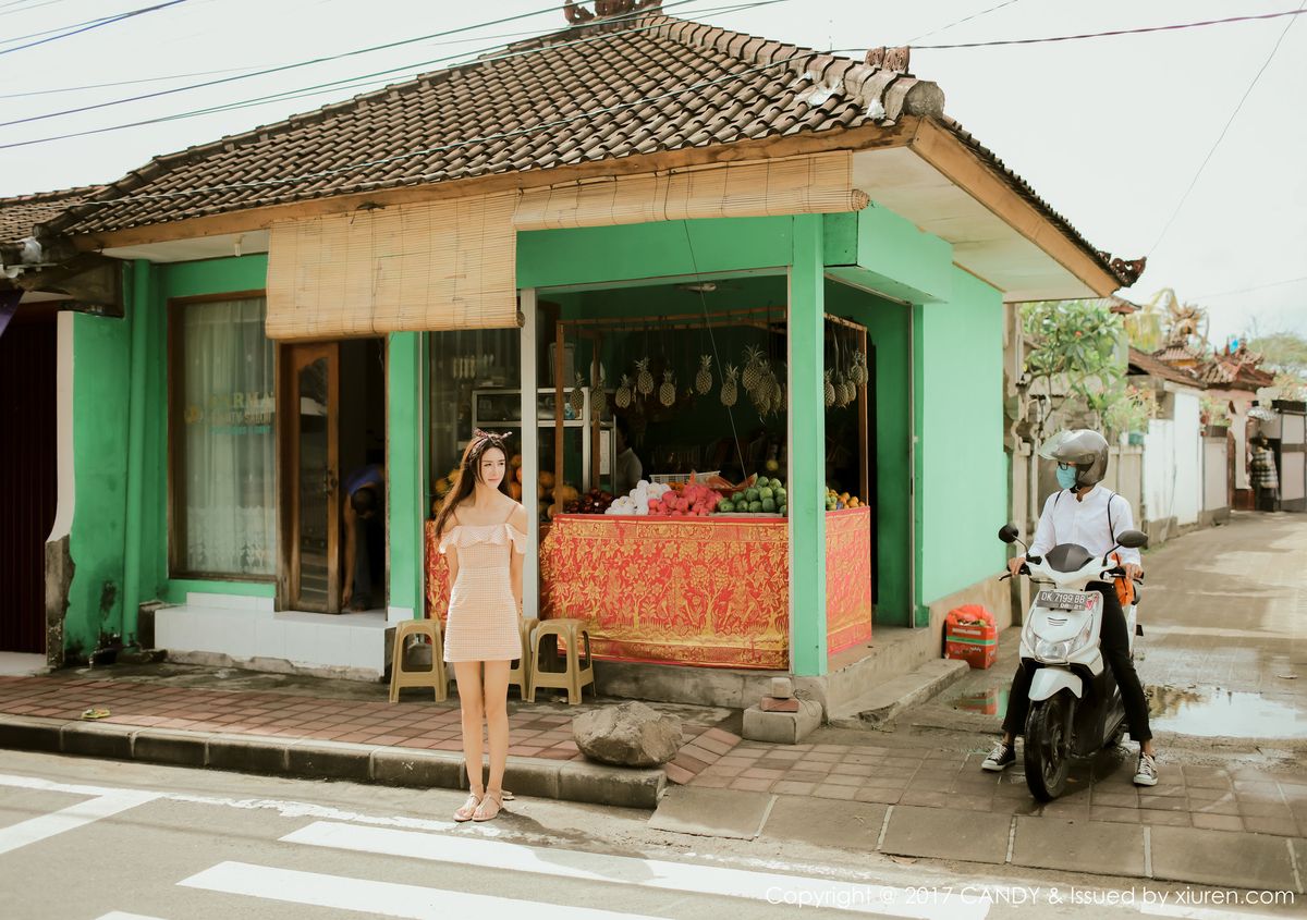 网络红人伊莉娜绿色泳装沙滩比基尼巴厘岛旅拍