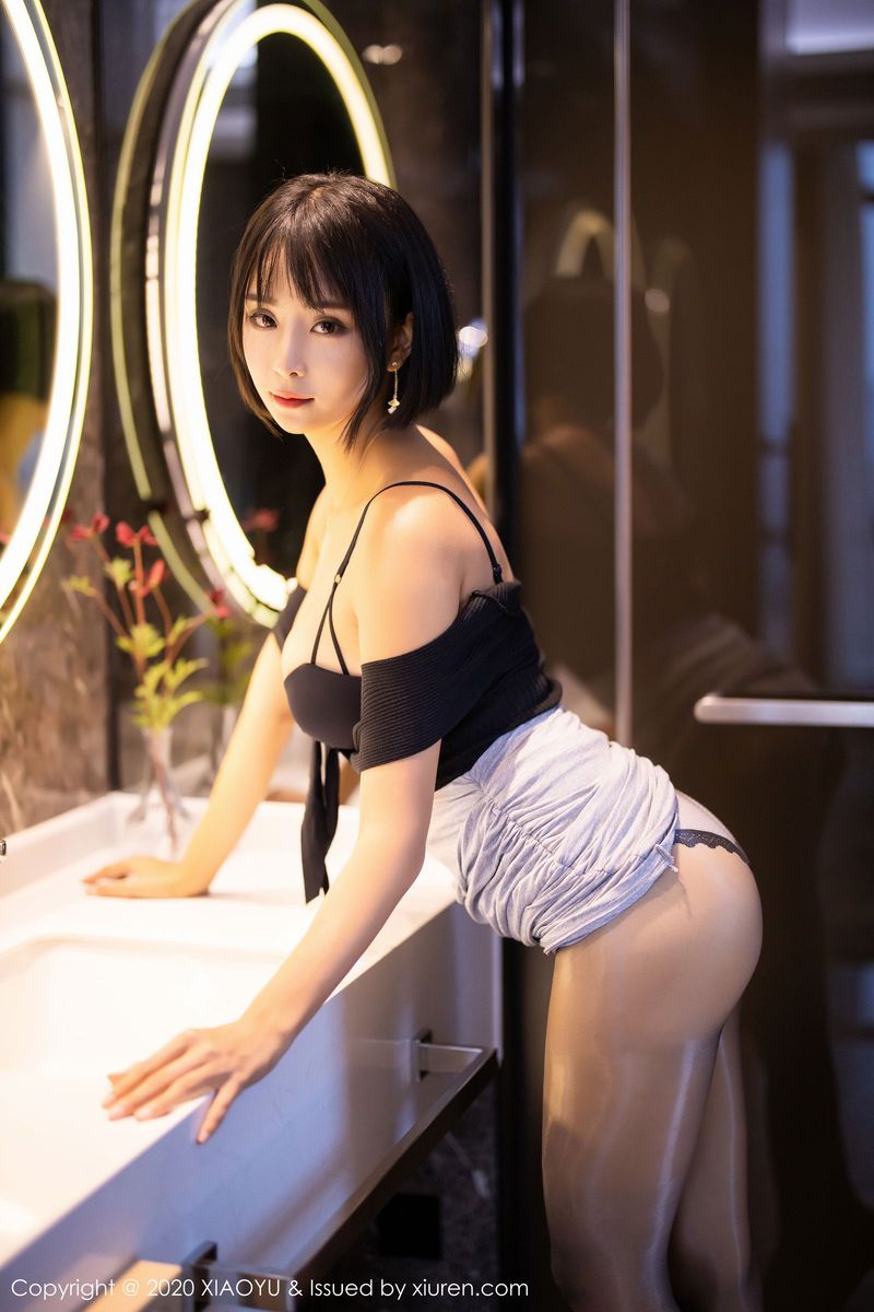 美女模特蓝夏Akasha红与黑内衣魅惑美腿写真