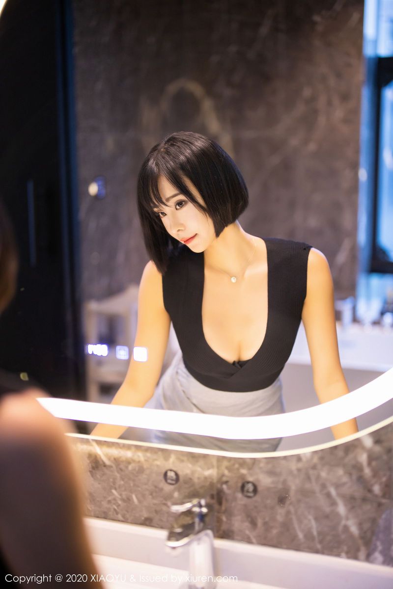 美女模特蓝夏Akasha红与黑内衣魅惑美腿写真