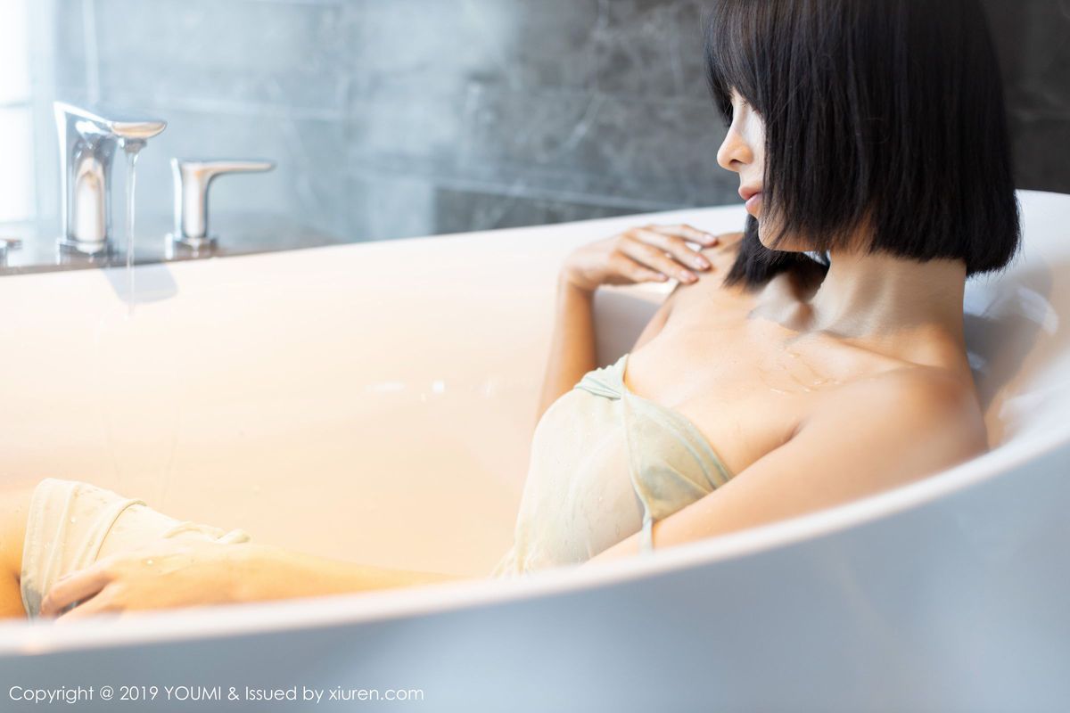 美女模特蓝夏Akasha浴室清透吊裙真空诱人性感写真