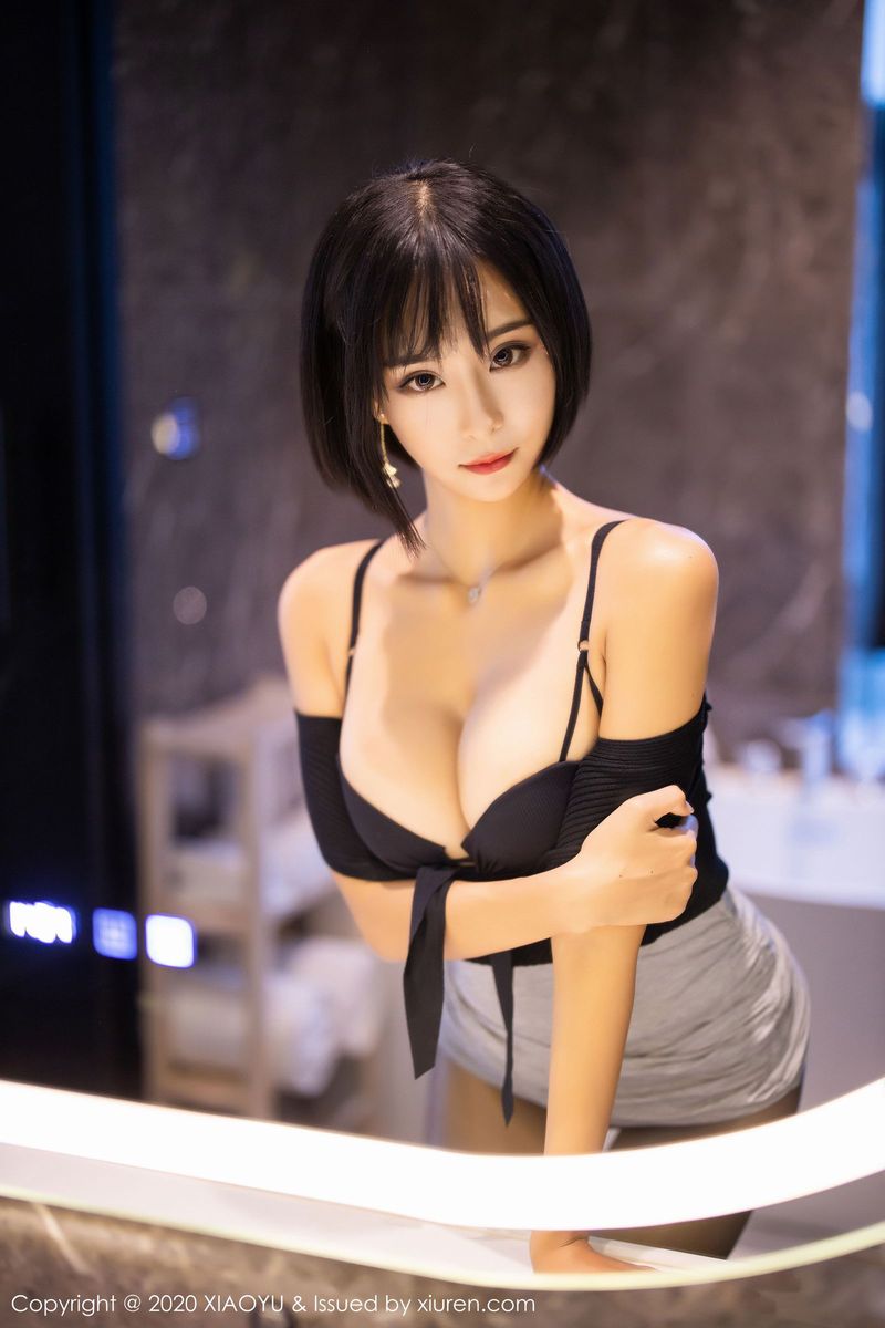 美女模特蓝夏Akasha红与黑内衣魅惑美腿写真
