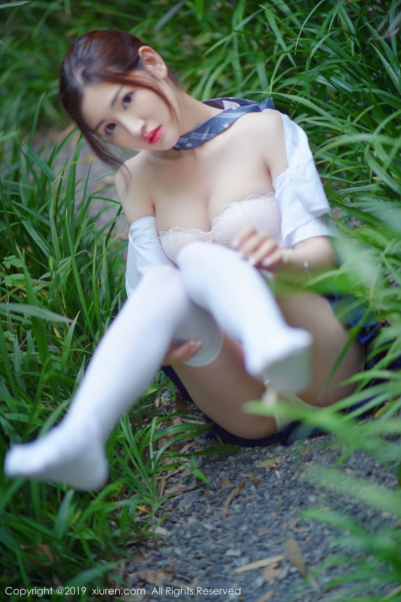 性感女神沈梦瑶户外竹林内衣诱惑拍摄写真