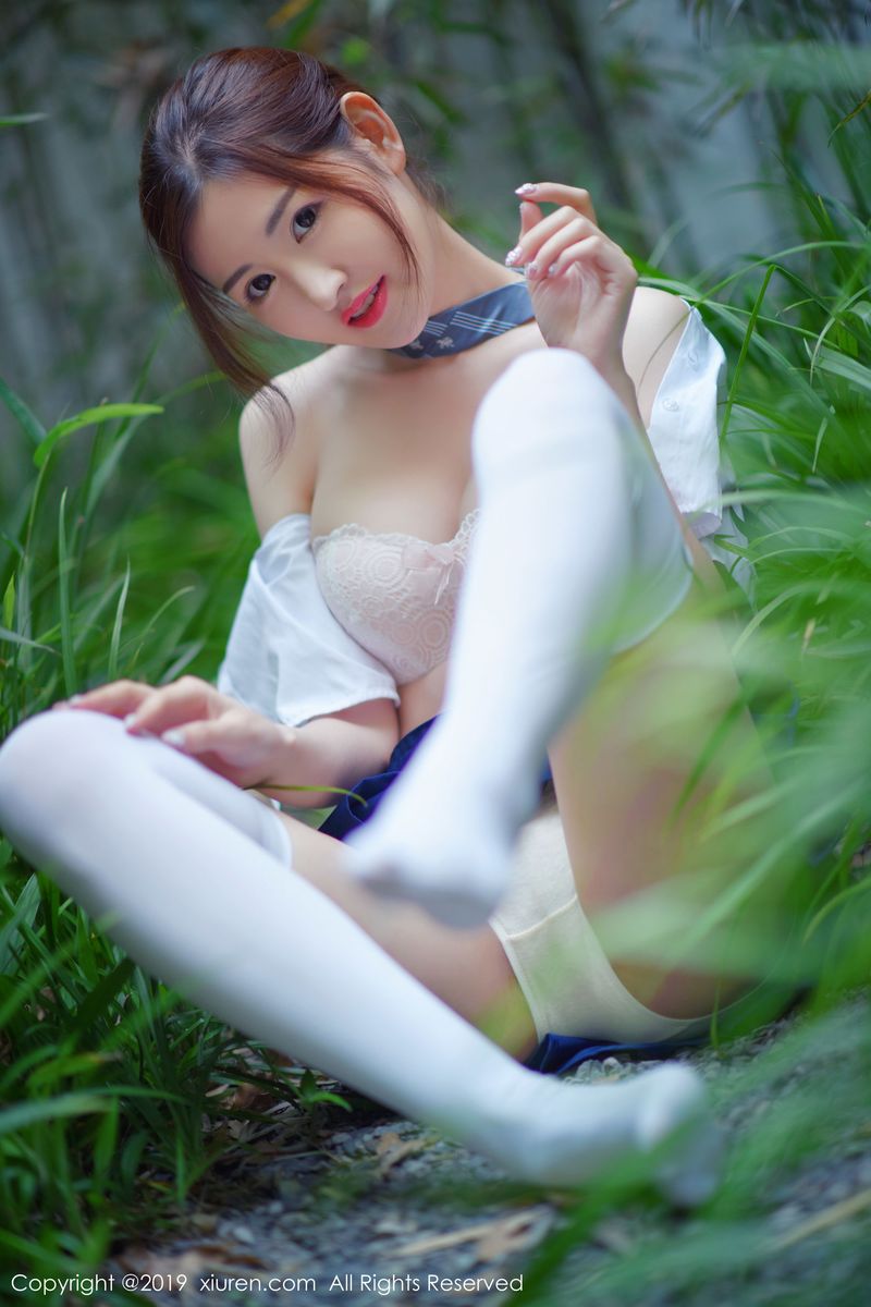 性感女神沈梦瑶户外竹林内衣诱惑拍摄写真