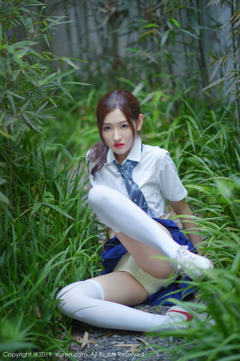 性感女神沈梦瑶户外竹林内衣诱惑拍摄写真