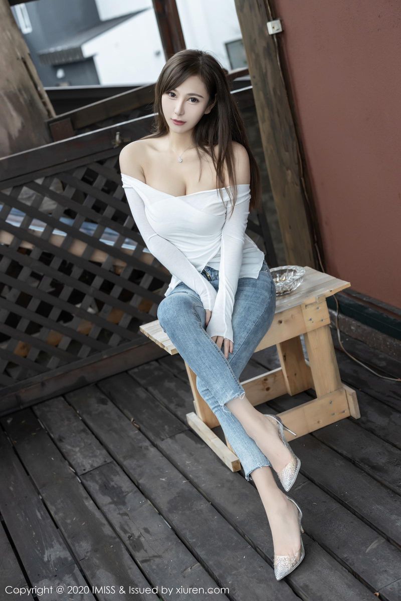 气质女神Lavinia肉肉牛仔长裤朦胧丝袜极致写真