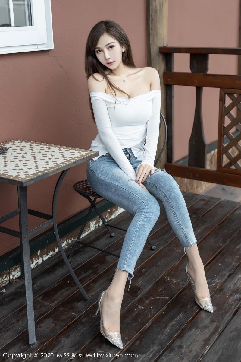 气质女神Lavinia肉肉牛仔长裤朦胧丝袜极致写真