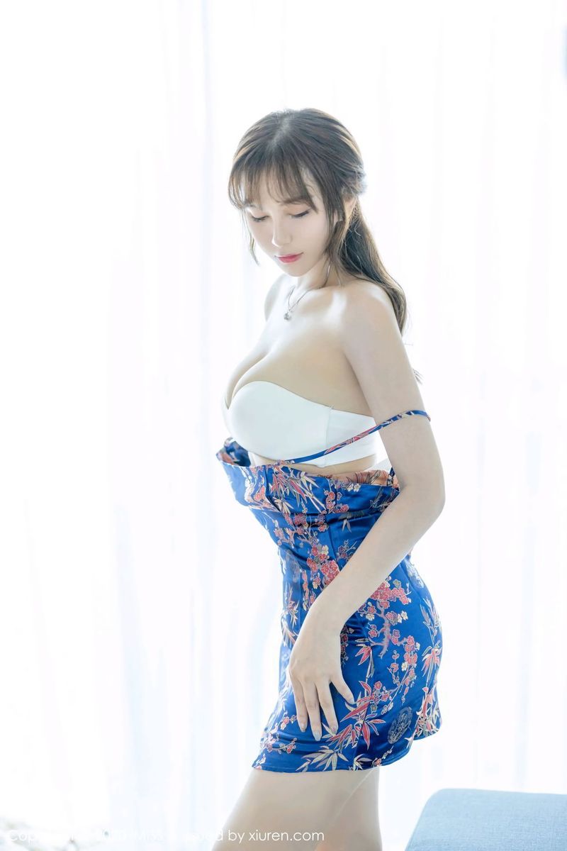 气质女神Lavinia肉肉丝袜美腿绚丽吊裙泰国清迈旅拍