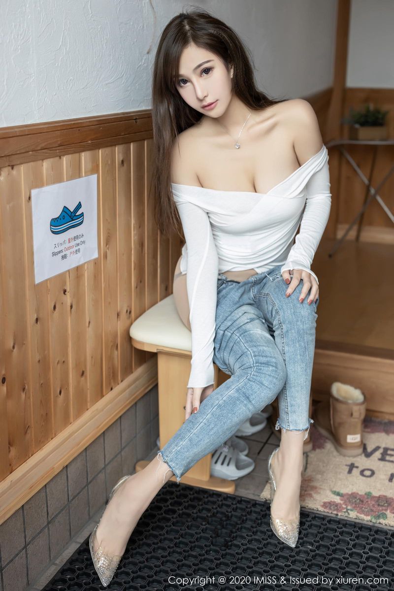 气质女神Lavinia肉肉牛仔长裤朦胧丝袜极致写真