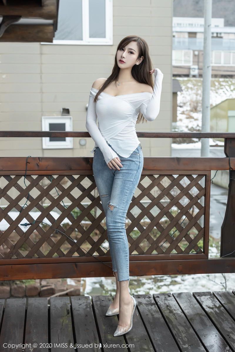 气质女神Lavinia肉肉牛仔长裤朦胧丝袜极致写真