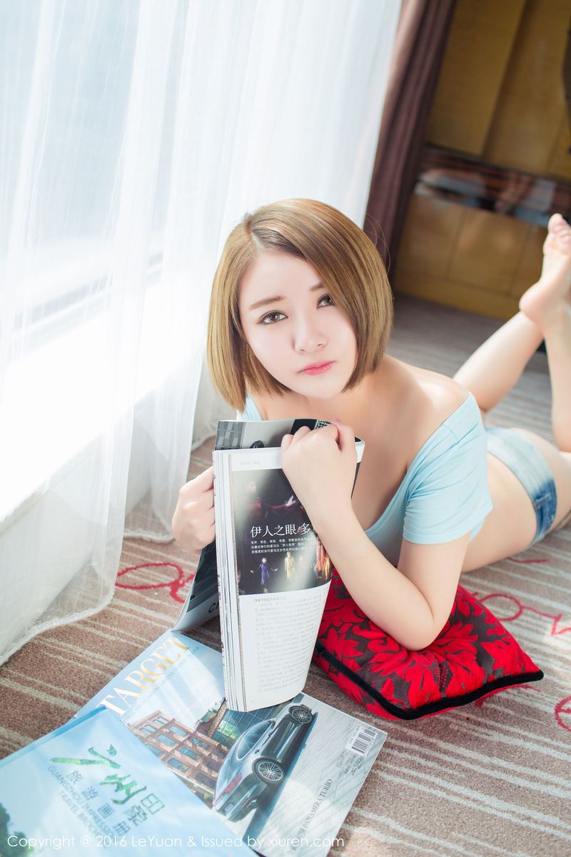短发妹子凯竹BuiBui牛仔热裤粉色情趣性感写真