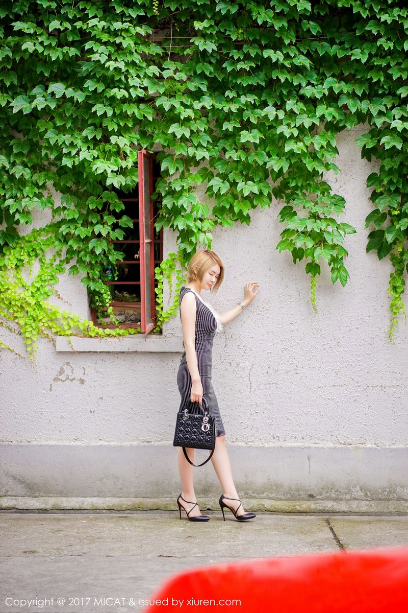 性感女神凯竹BuiBui蕾丝内衣修长美腿古城街拍