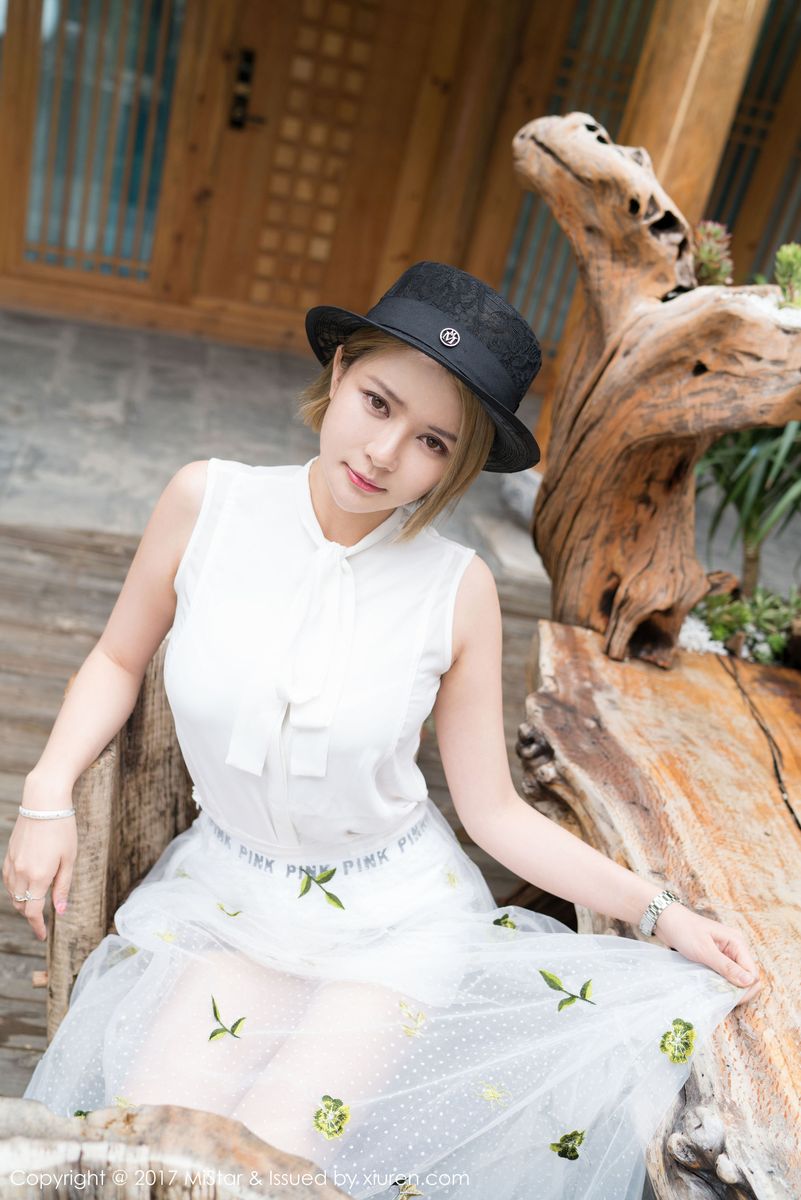 性感女神凯竹BuiBui露背毛衣牛仔长裤丽江旅拍