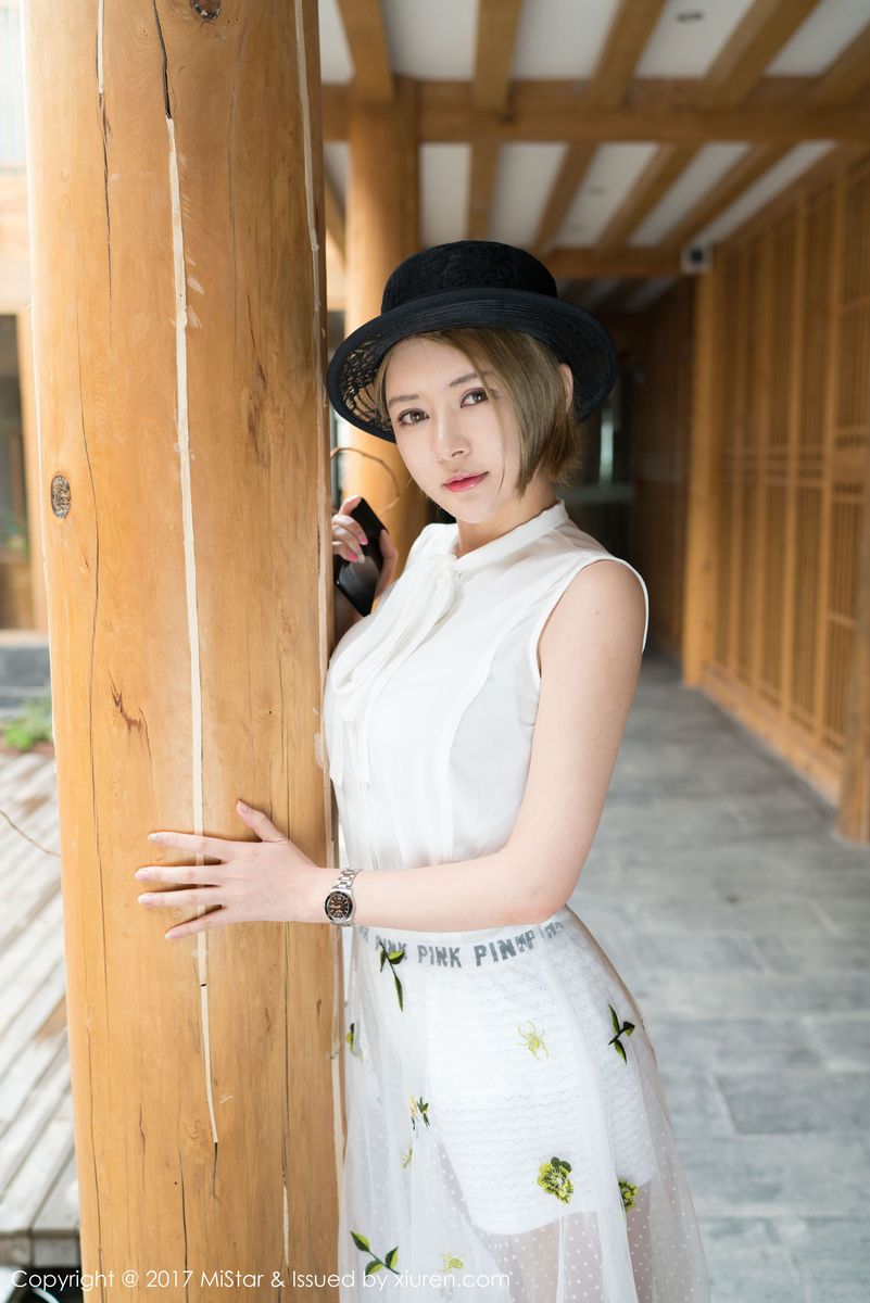 性感女神凯竹BuiBui露背毛衣牛仔长裤丽江旅拍