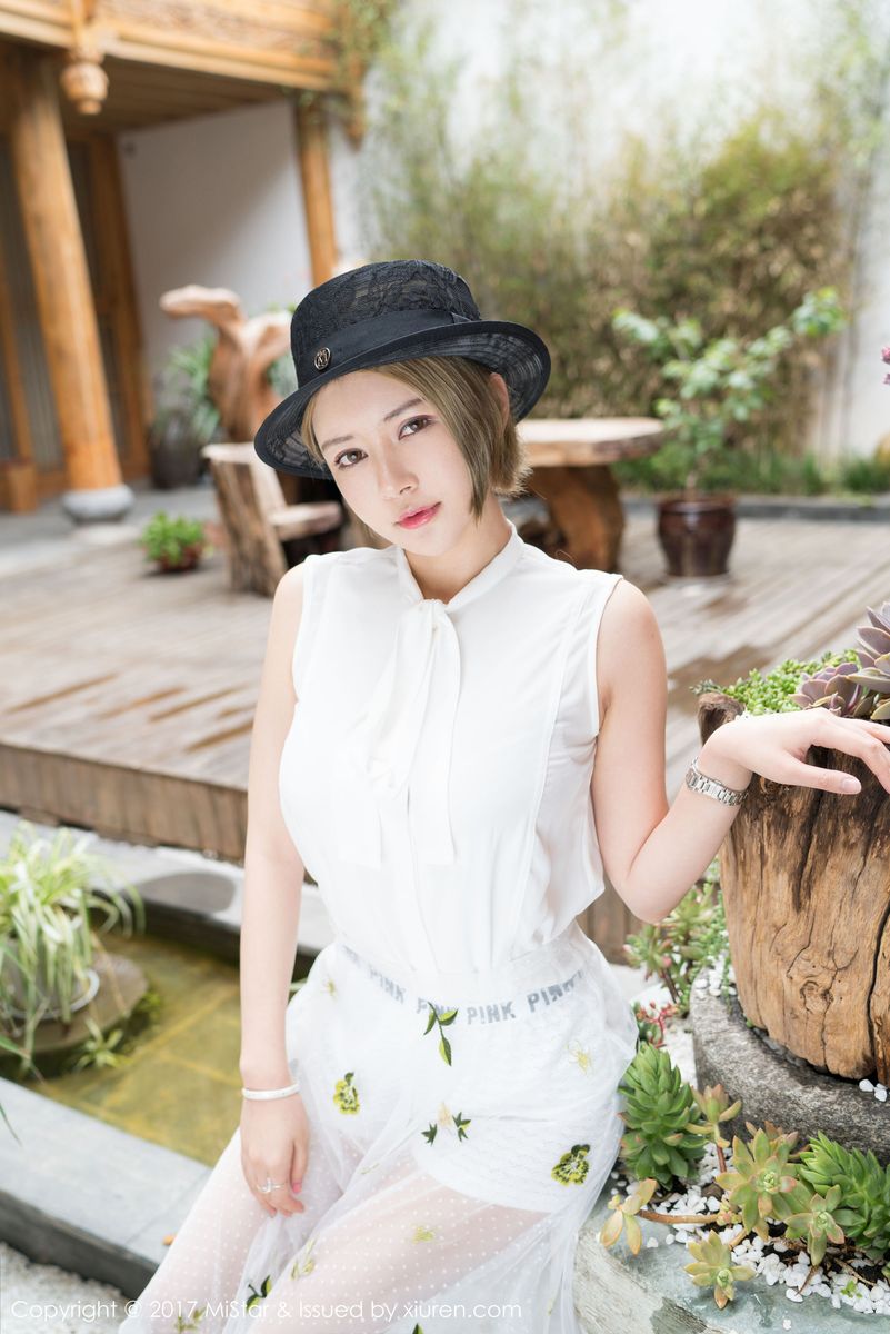 性感女神凯竹BuiBui露背毛衣牛仔长裤丽江旅拍