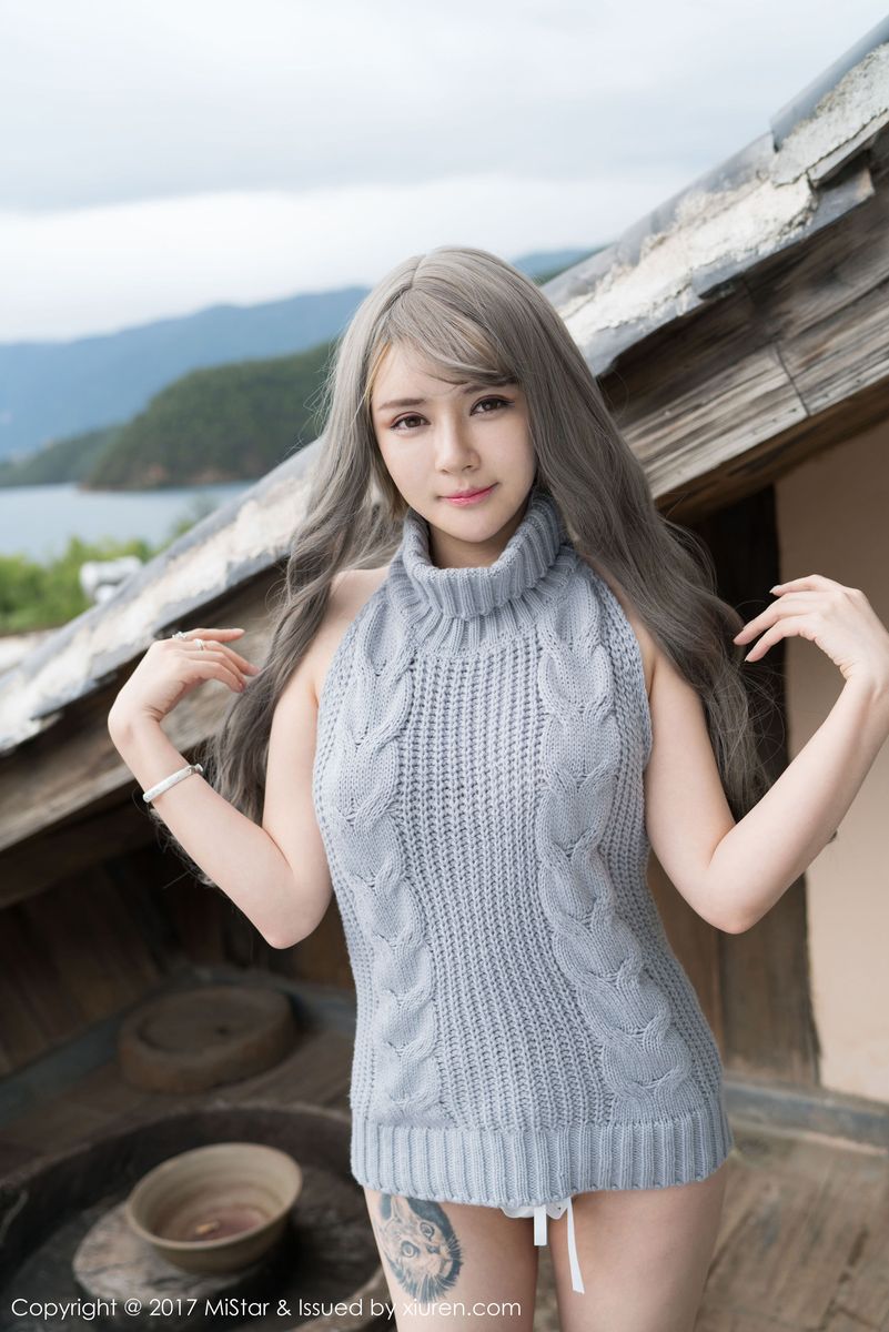 性感女神凯竹BuiBui露背毛衣牛仔长裤丽江旅拍