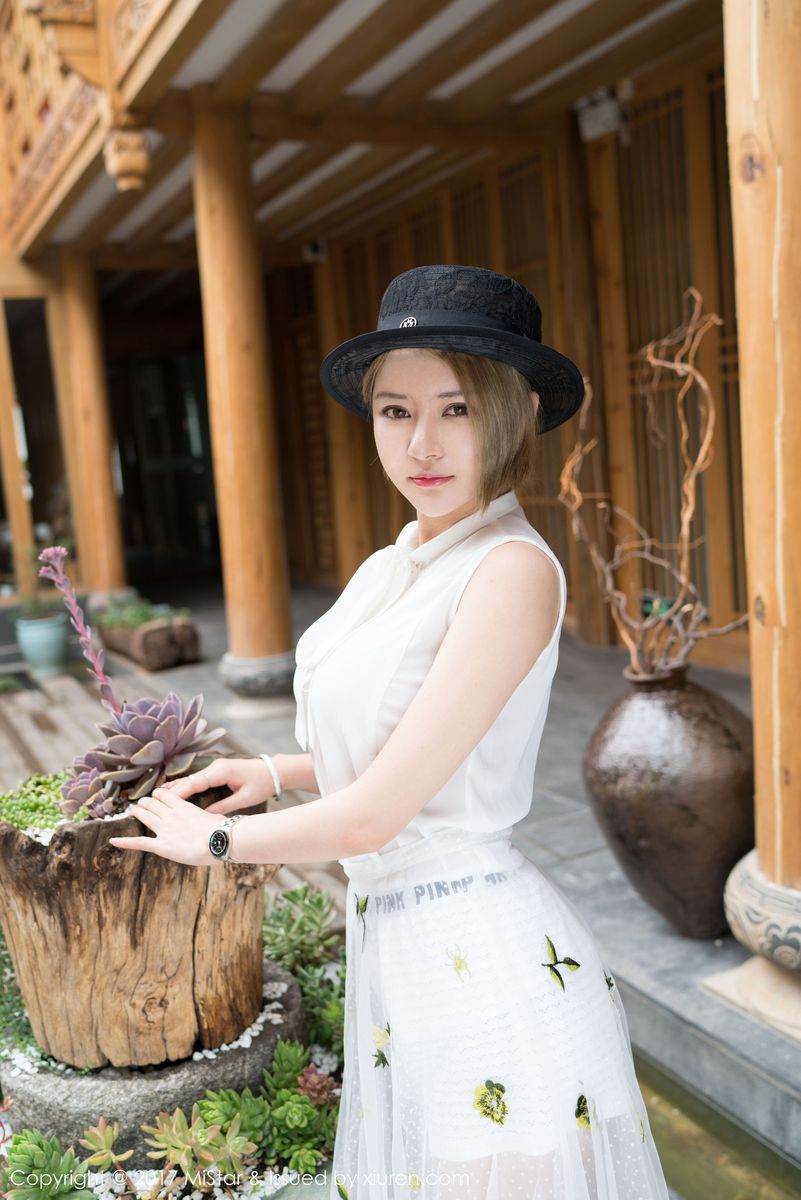 性感女神凯竹BuiBui露背毛衣牛仔长裤丽江旅拍