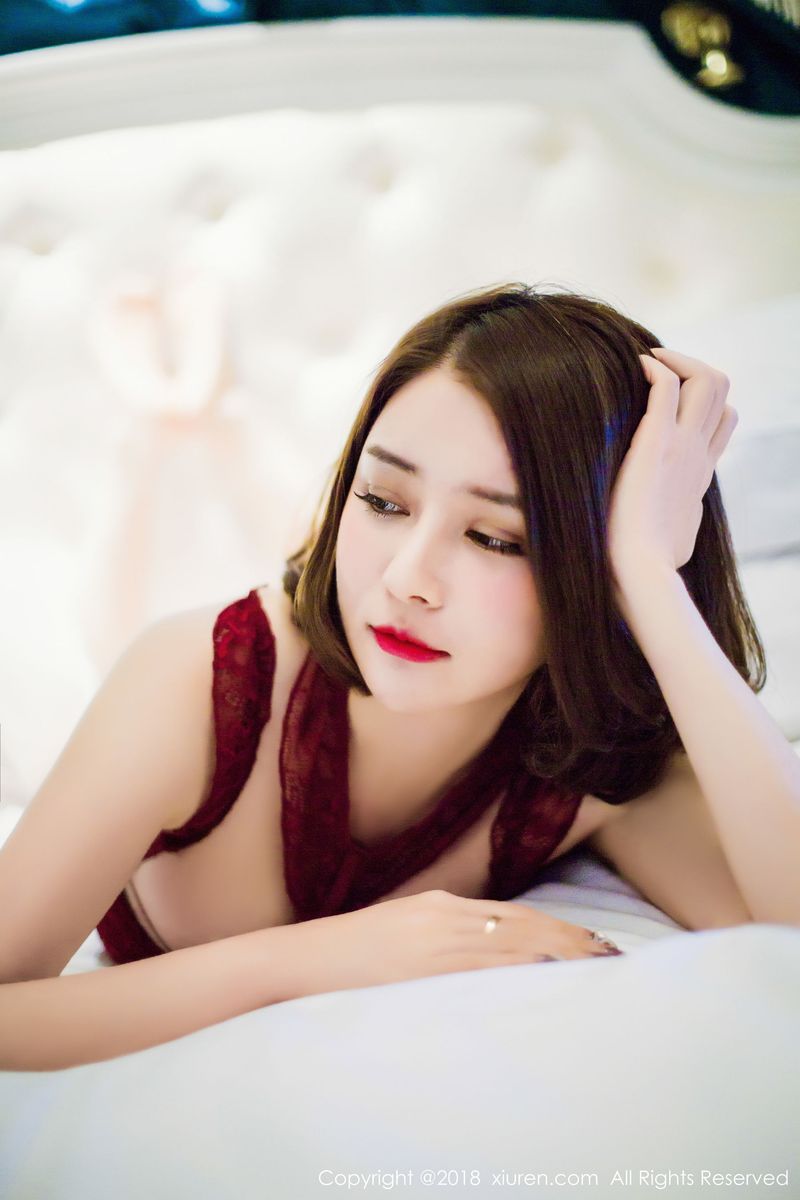 性感女神廿十浴袍长裙+猩红内衣轻灵街拍