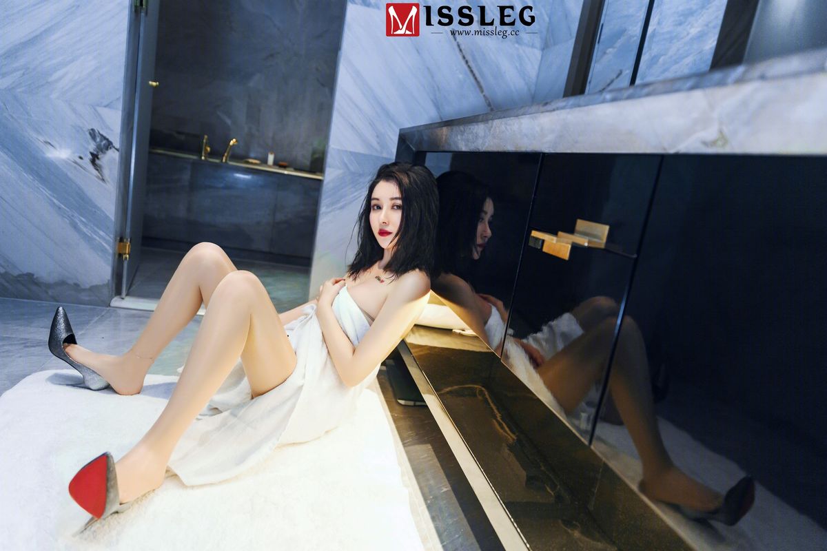 美女模特凯竹/廿十拉上难遮风情主题性感写真