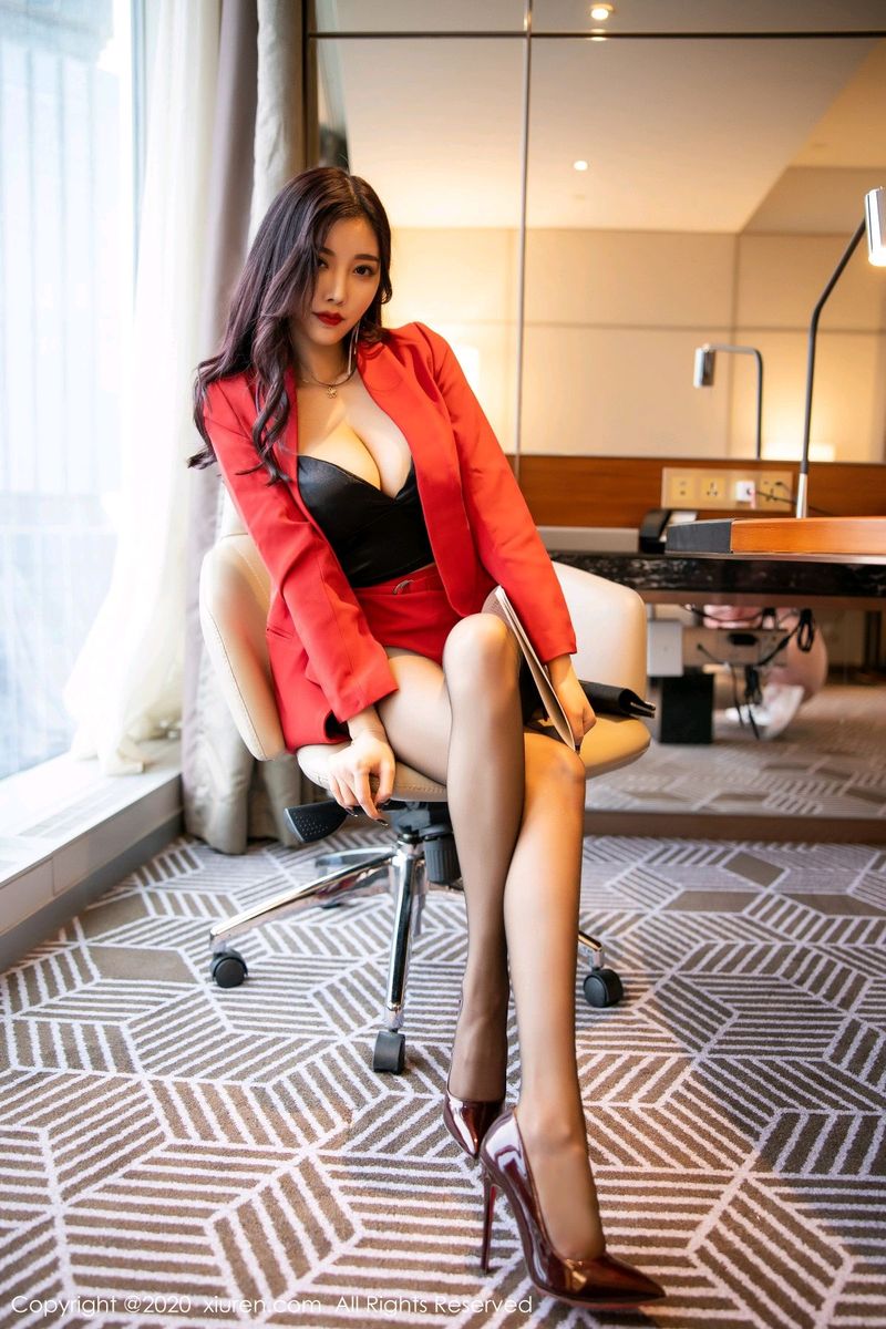 性感女神杨晨晨sugar黑丝美腿职场OL女秘书写真