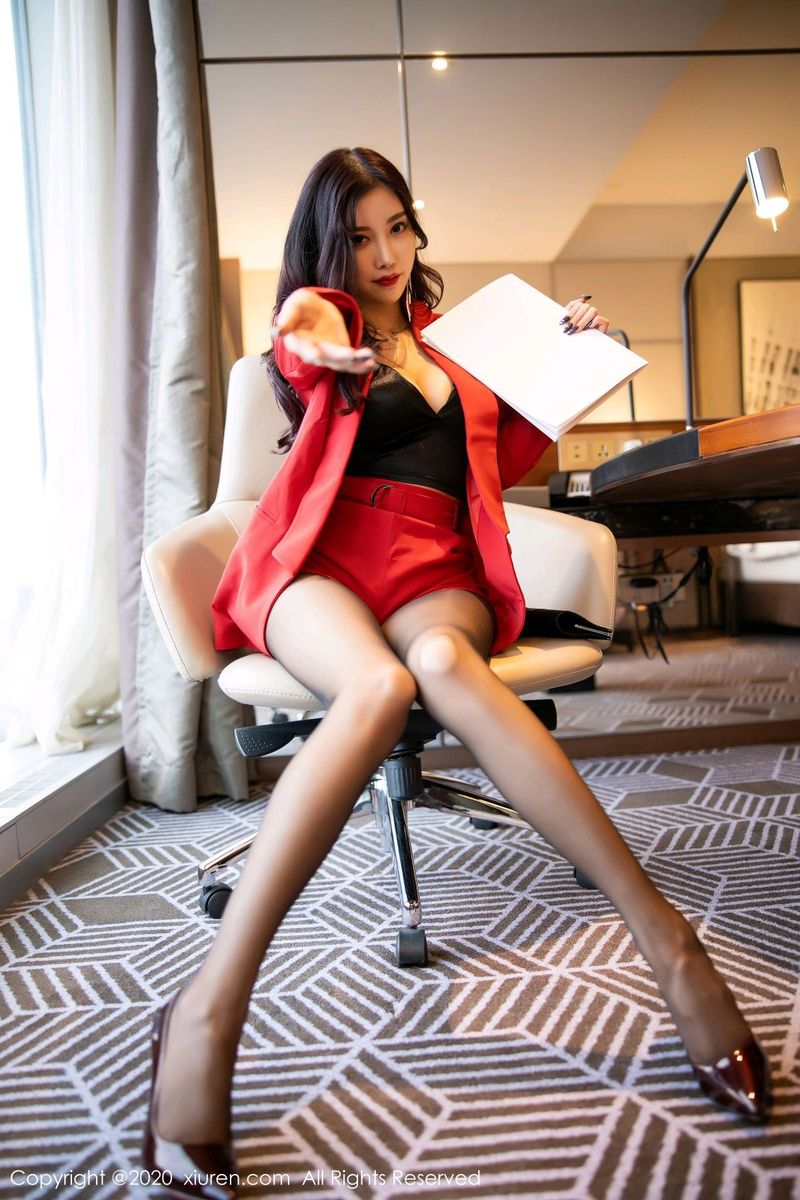 性感女神杨晨晨sugar黑丝美腿职场OL女秘书写真
