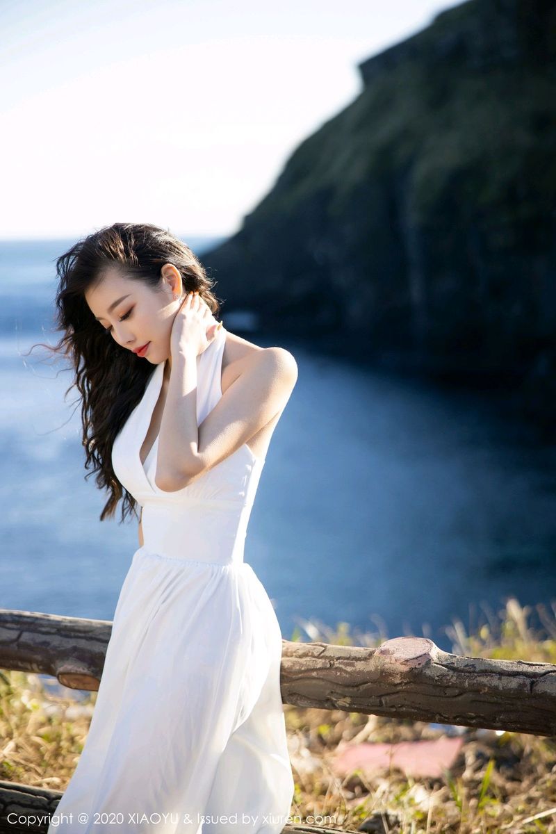 性感女神杨晨晨sugar银色吊裙丝袜美腿济州岛旅拍
