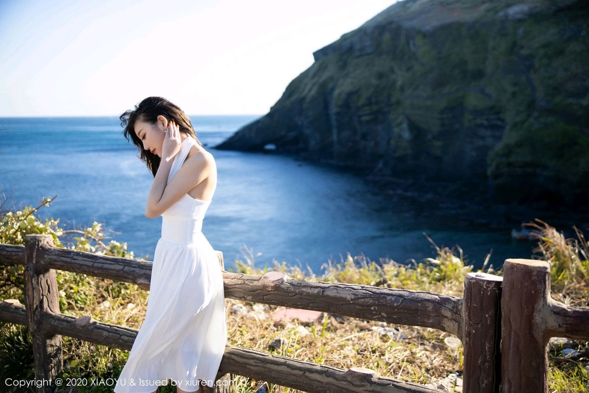 性感女神杨晨晨sugar银色吊裙丝袜美腿济州岛旅拍