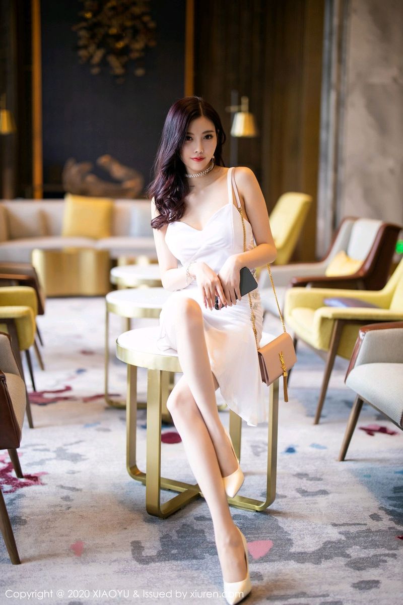 性感女神杨晨晨sugar白色吊裙丝袜美腿妩媚写真
