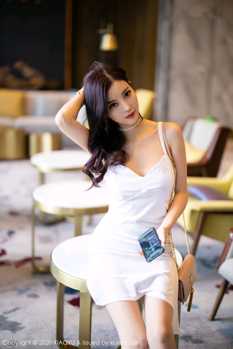 性感女神杨晨晨sugar白色吊裙丝袜美腿妩媚写真