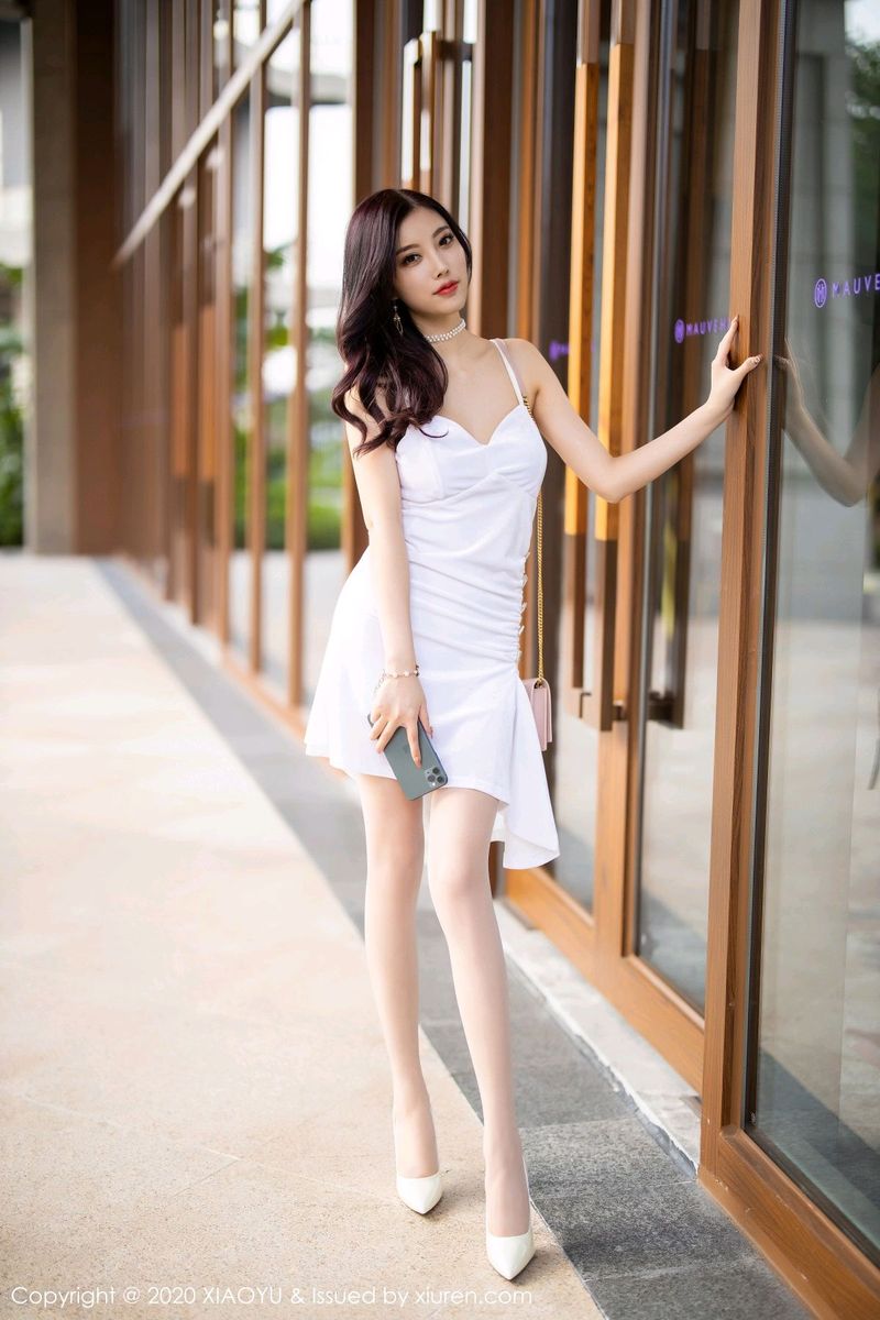 性感女神杨晨晨sugar白色吊裙丝袜美腿妩媚写真