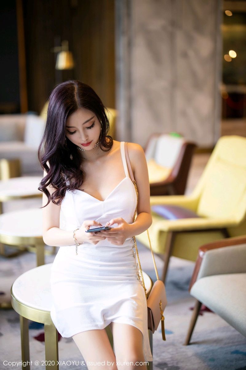 性感女神杨晨晨sugar白色吊裙丝袜美腿妩媚写真