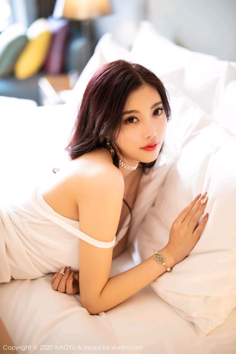 性感女神杨晨晨sugar白色吊裙丝袜美腿妩媚写真