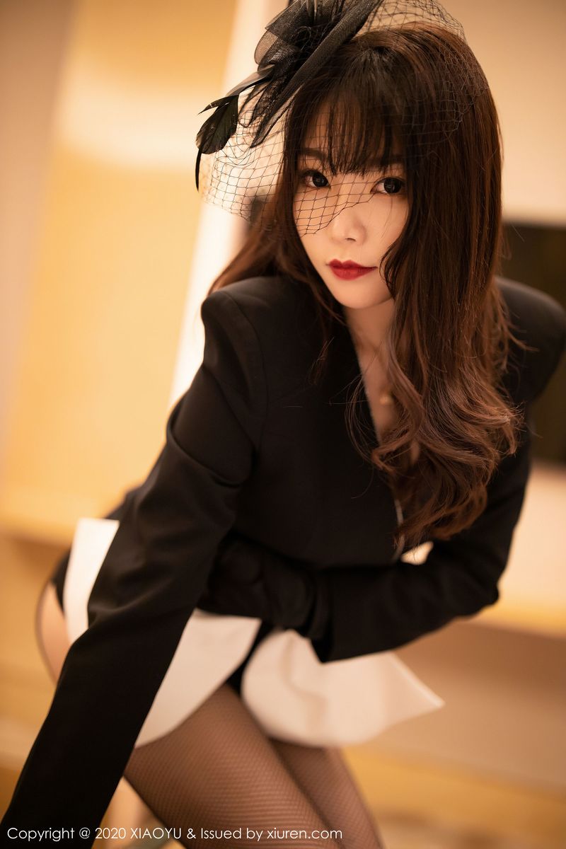性感女神芝芝Booty典雅制服与魅惑网袜澳门旅拍