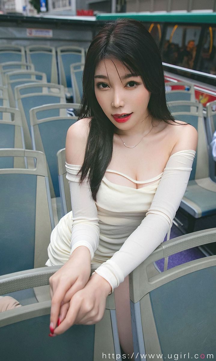 美女模特芝芝Booty修长美腿一路风情系列写真