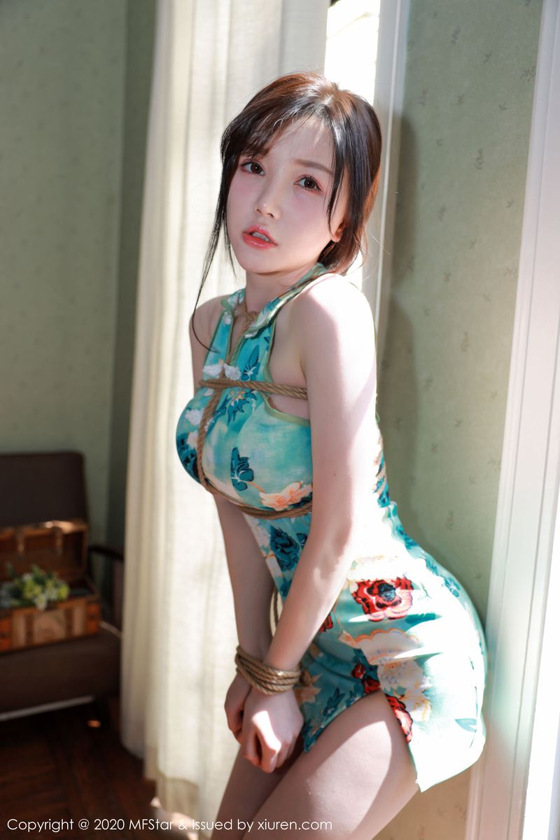 性感女神糯美子Mini古典旗袍与捆绑绳艺丝袜写真