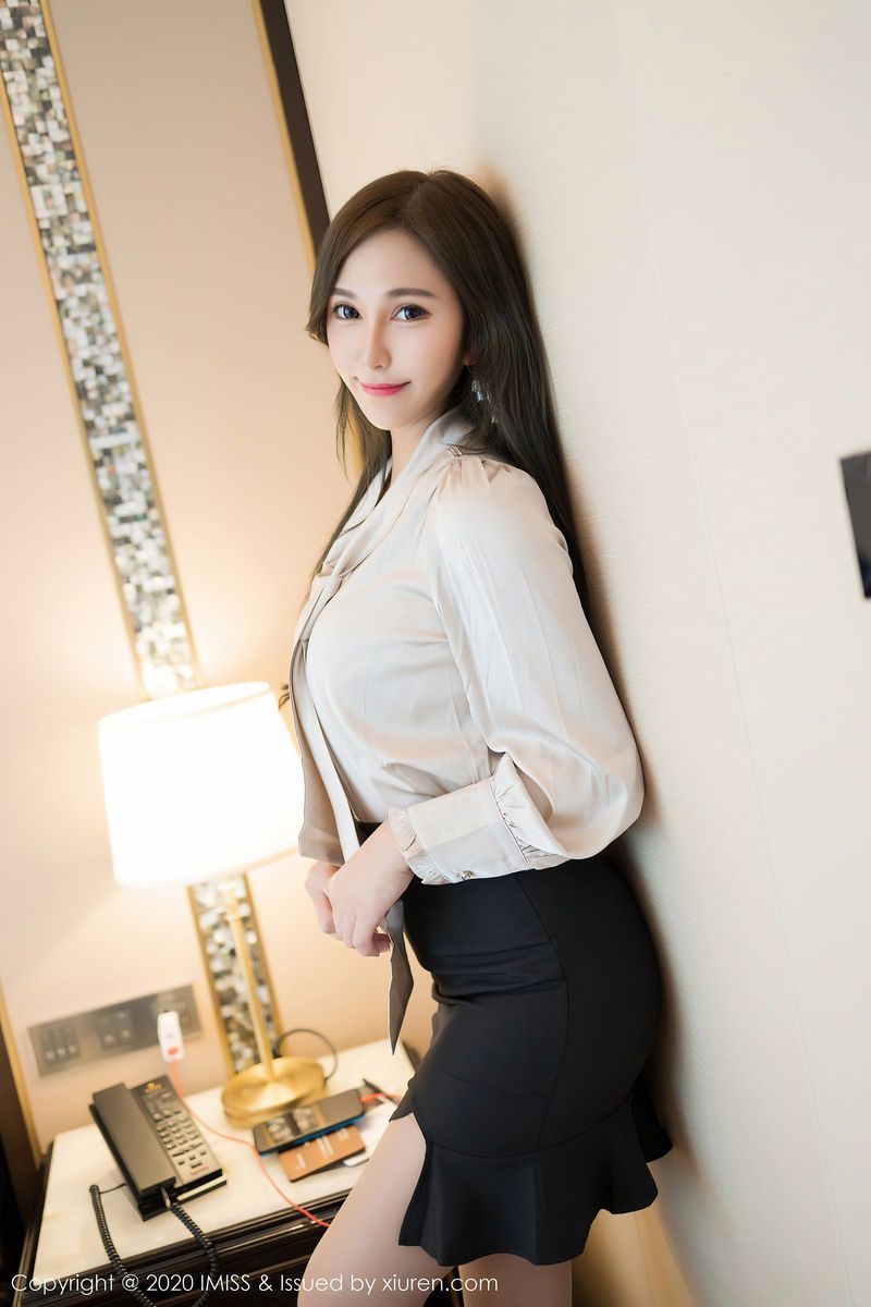 气质女神Lavinia肉肉朦胧丝袜内衣诱惑性感写真