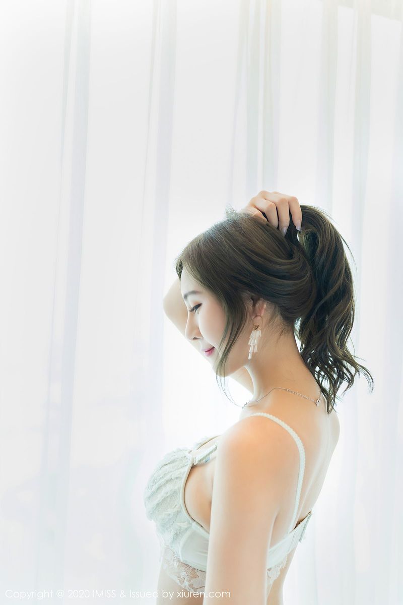 气质女神Lavinia肉肉朦胧丝袜内衣诱惑性感写真