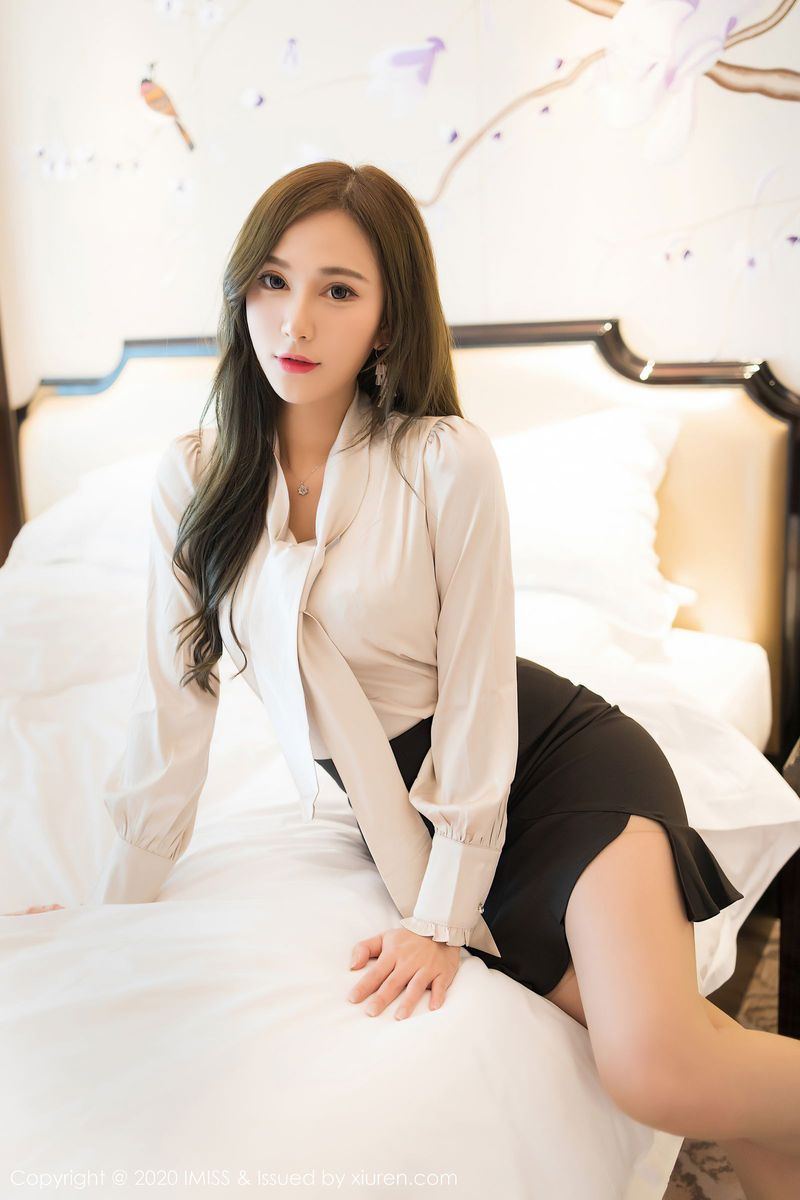 气质女神Lavinia肉肉朦胧丝袜内衣诱惑性感写真